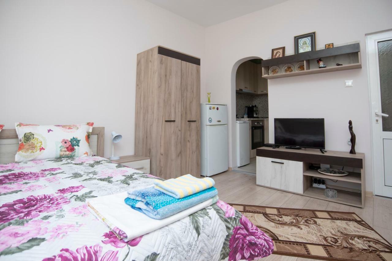 Ferienwohnung Lynn'S Oasis-Ocean Touch In Core Downtown Burgas City Exterior foto