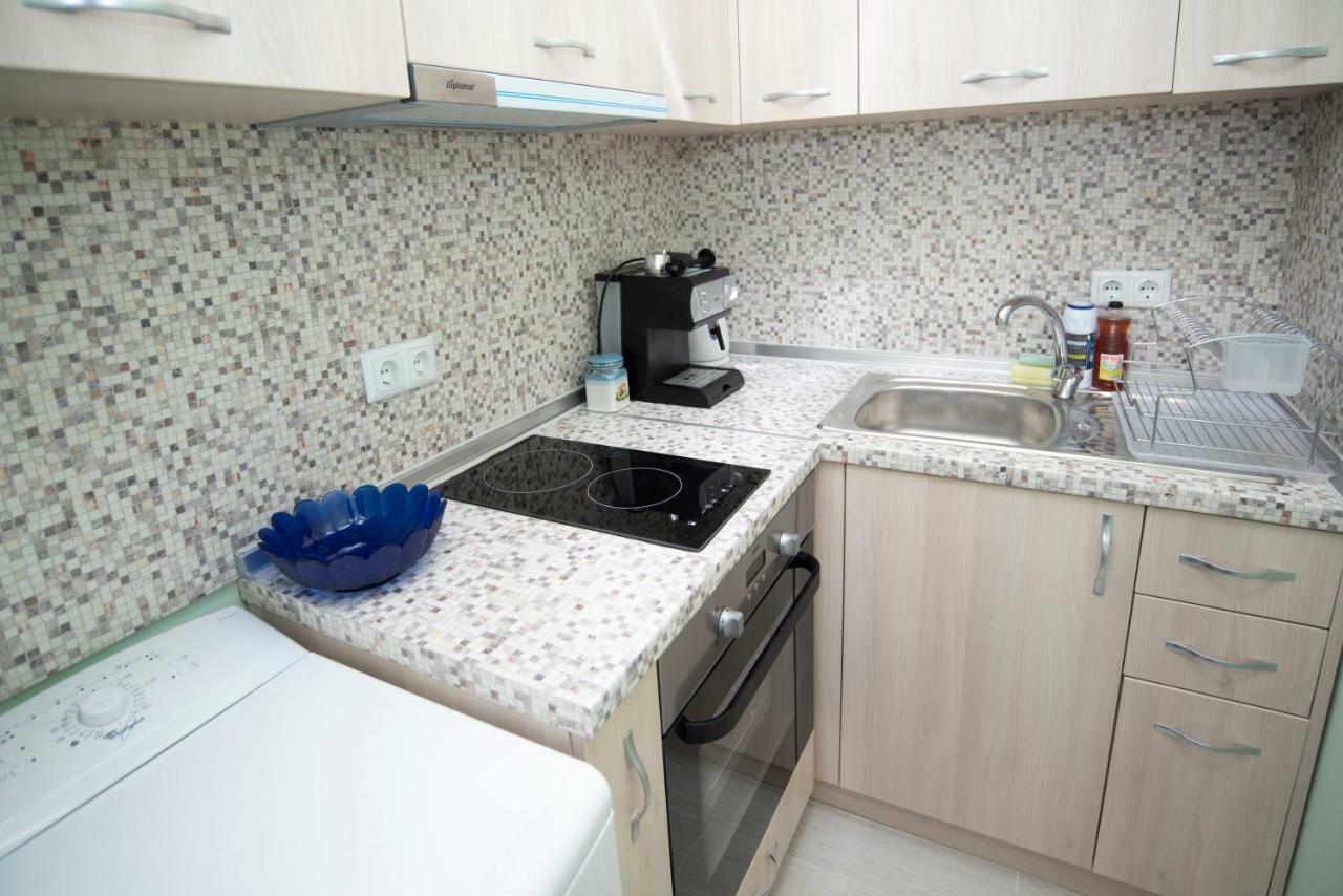 Ferienwohnung Lynn'S Oasis-Ocean Touch In Core Downtown Burgas City Exterior foto