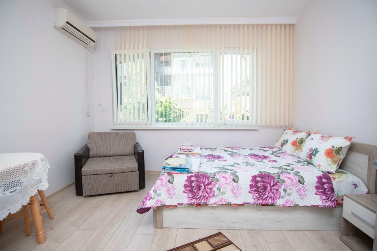 Ferienwohnung Lynn'S Oasis-Ocean Touch In Core Downtown Burgas City Exterior foto