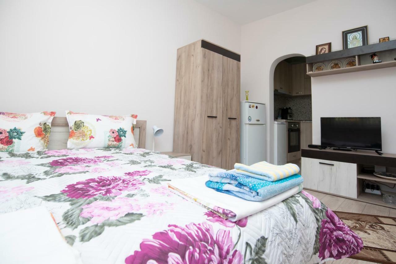Ferienwohnung Lynn'S Oasis-Ocean Touch In Core Downtown Burgas City Exterior foto