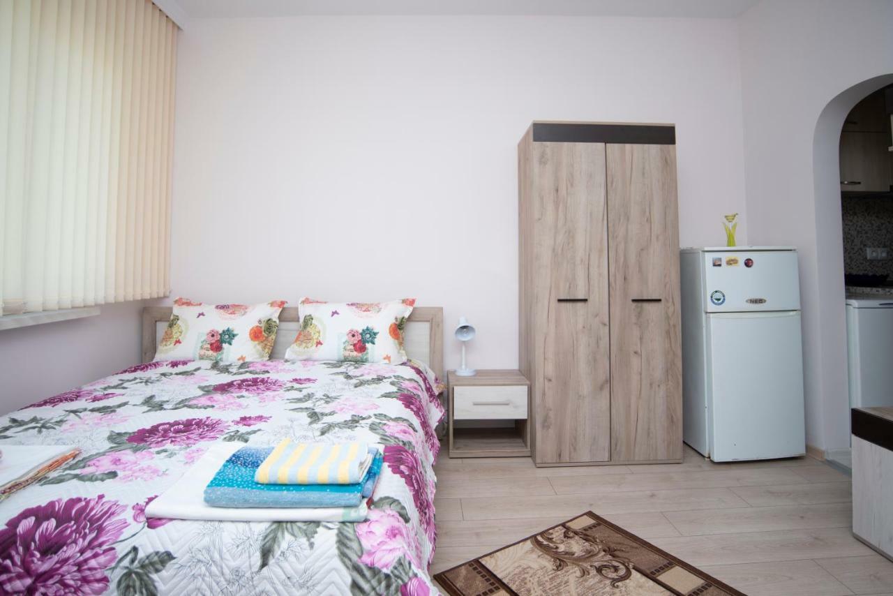 Ferienwohnung Lynn'S Oasis-Ocean Touch In Core Downtown Burgas City Exterior foto