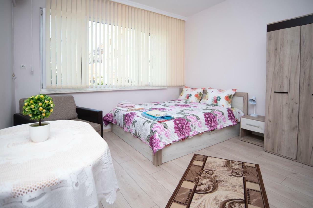Ferienwohnung Lynn'S Oasis-Ocean Touch In Core Downtown Burgas City Exterior foto